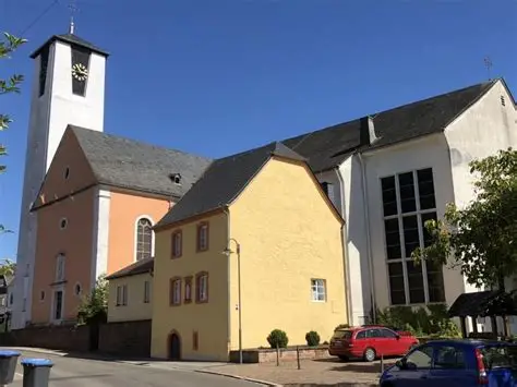 Kirche im Ortsbild von Föhren