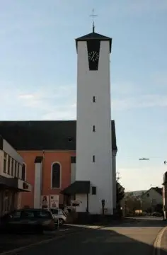 Kirchturm der Pfarrkirche St. Bartholomäus