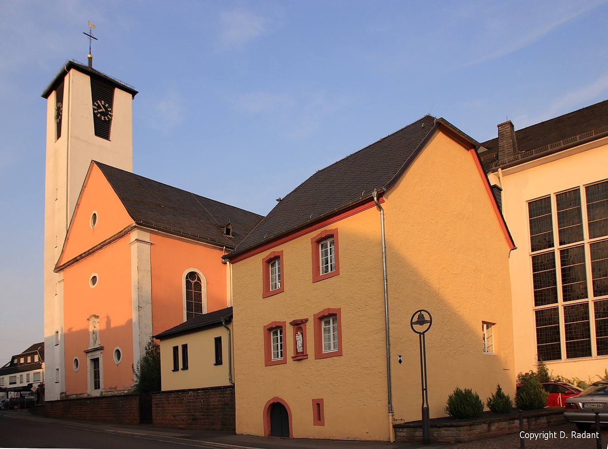 Pfarrkirche St. Bartholomäus, Außenansicht bei Abendlicht