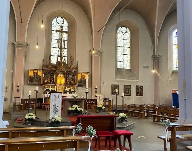 Innenraum der Kirche mit Altar